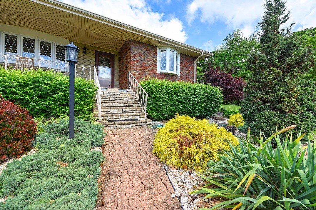 127 Horseshoe Dr, Mckeesport PA  15131-3221 exterior