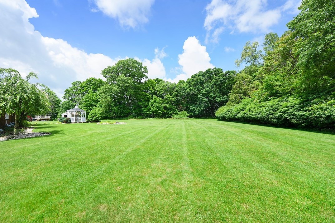 127 Horseshoe Dr, Mckeesport PA  15131-3221 exterior