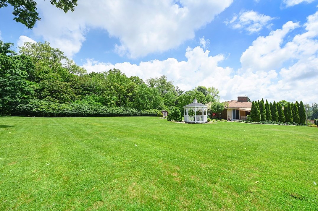 127 Horseshoe Dr, Mckeesport PA  15131-3221 exterior