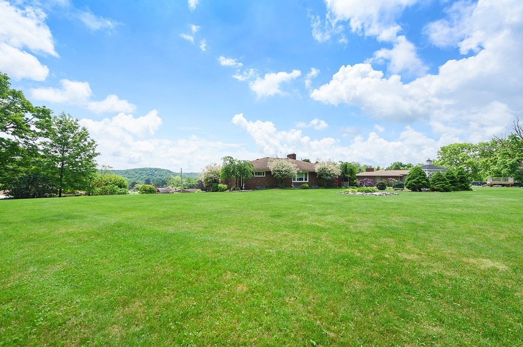 127 Horseshoe Dr, Mckeesport PA  15131-3221 exterior