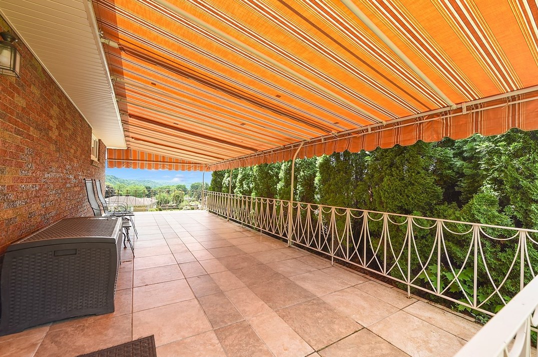 127 Horseshoe Dr, Mckeesport PA  15131-3221 exterior