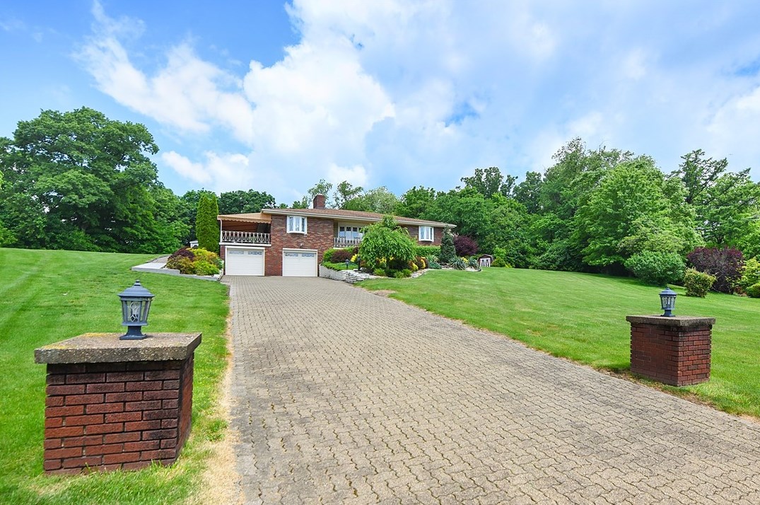 127 Horseshoe Dr, Mckeesport PA  15131-3222 exterior