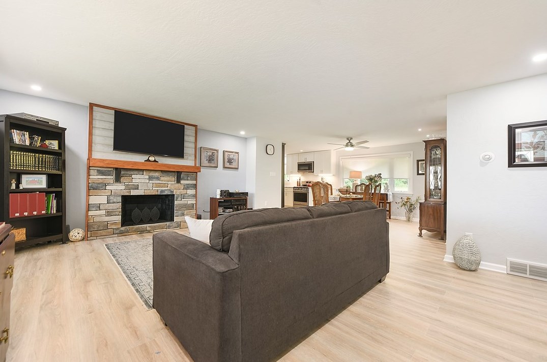 127 Horseshoe Dr, Mckeesport PA  15131-3221 exterior