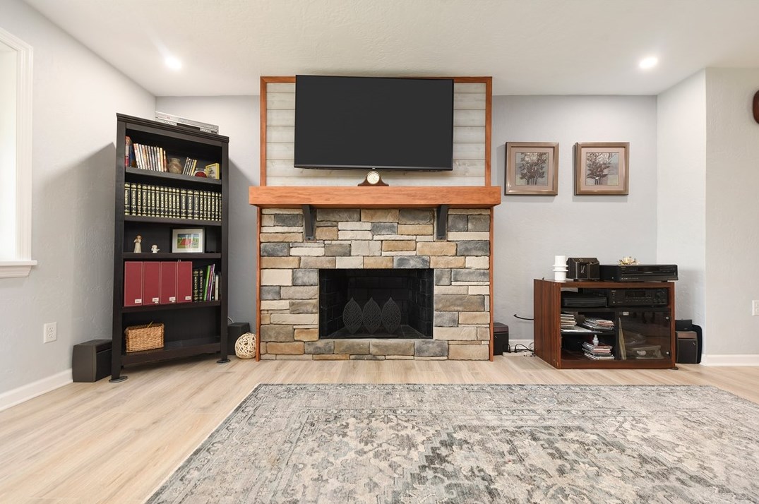 127 Horseshoe Dr, Mckeesport PA  15131-3221 exterior