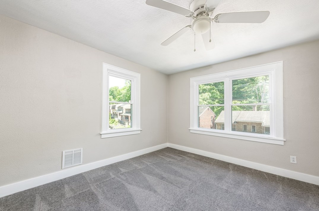 718 Maytide St, Pittsburgh PA  15227-1733 exterior