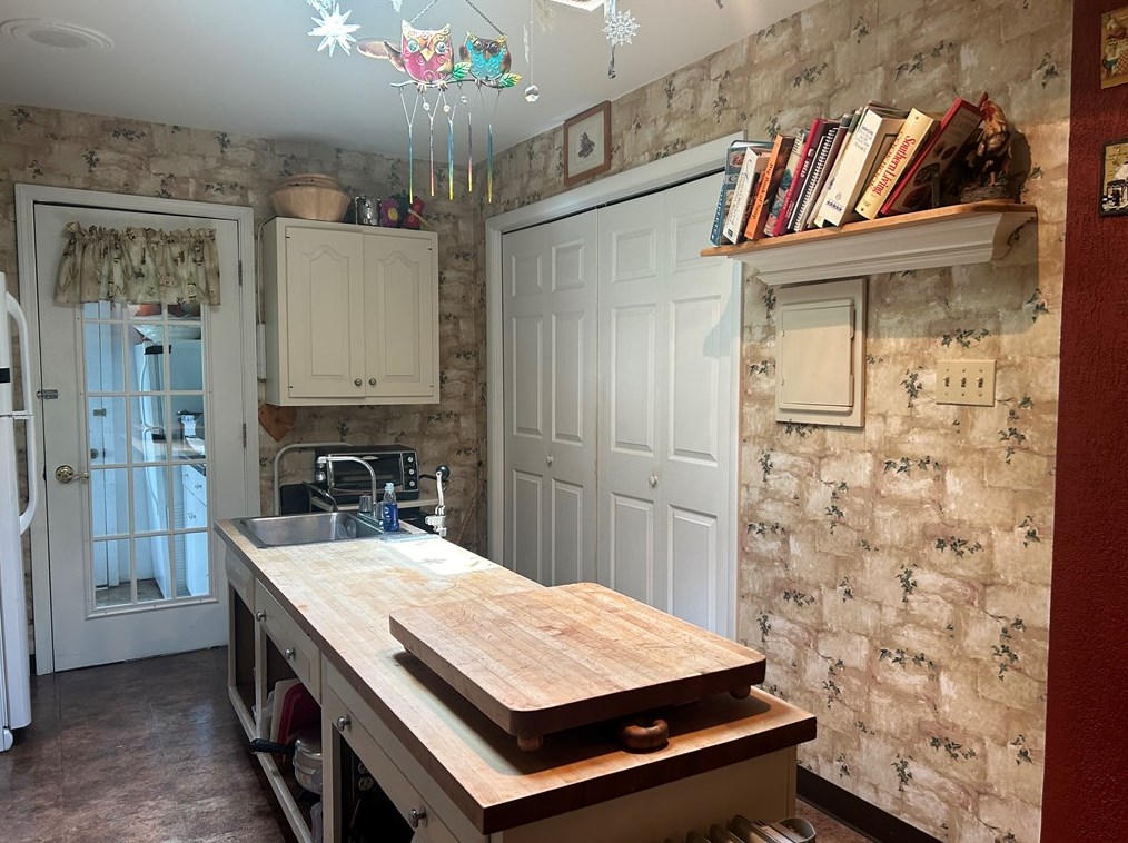 185 Kruest Dr, Freedom PA 15042-2735 exterior