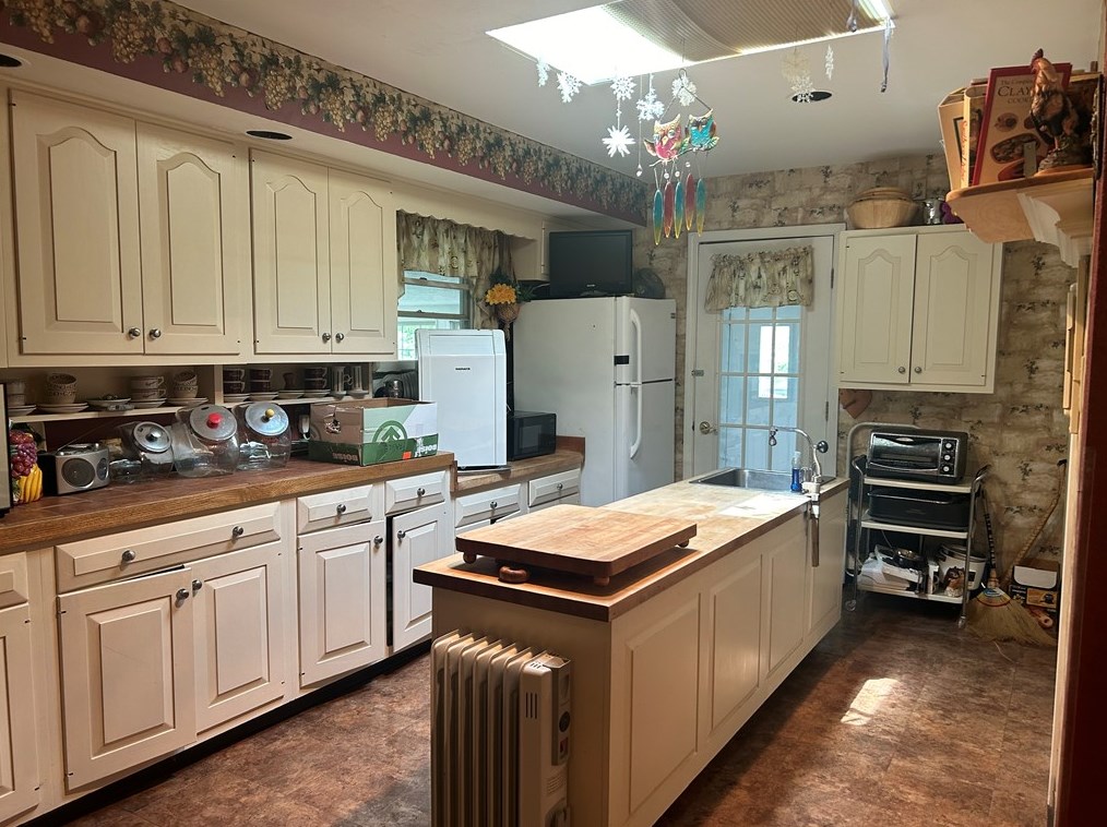 185 Kruest Dr, Freedom PA 15042-2735 exterior