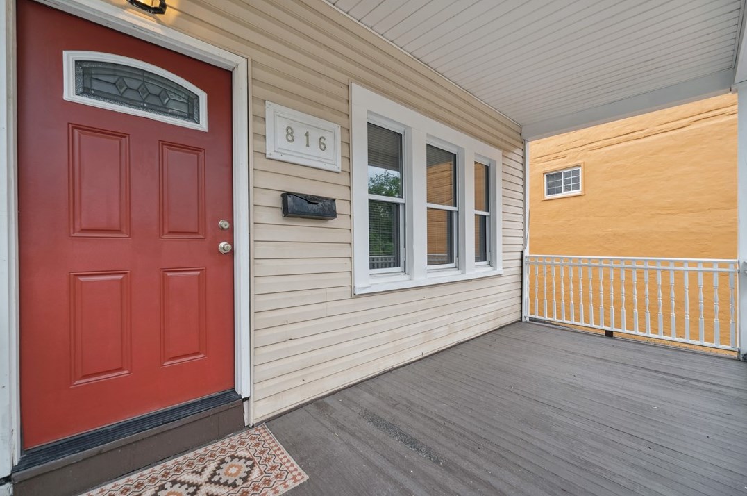 816 Chartiers Ave, Pittsburgh PA  15204-2261 exterior