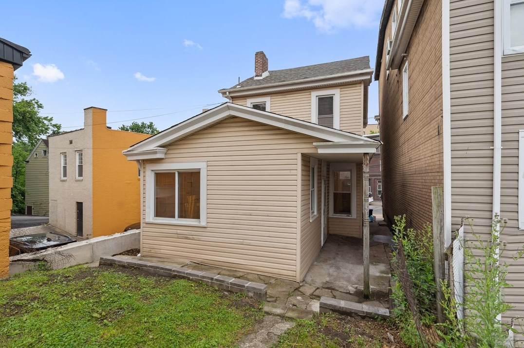 816 Chartiers Ave, Pittsburgh PA  15204-2261 exterior