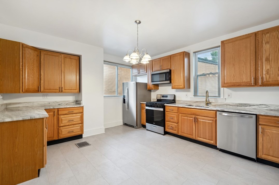 816 Chartiers Ave, Pittsburgh PA  15204-2261 exterior