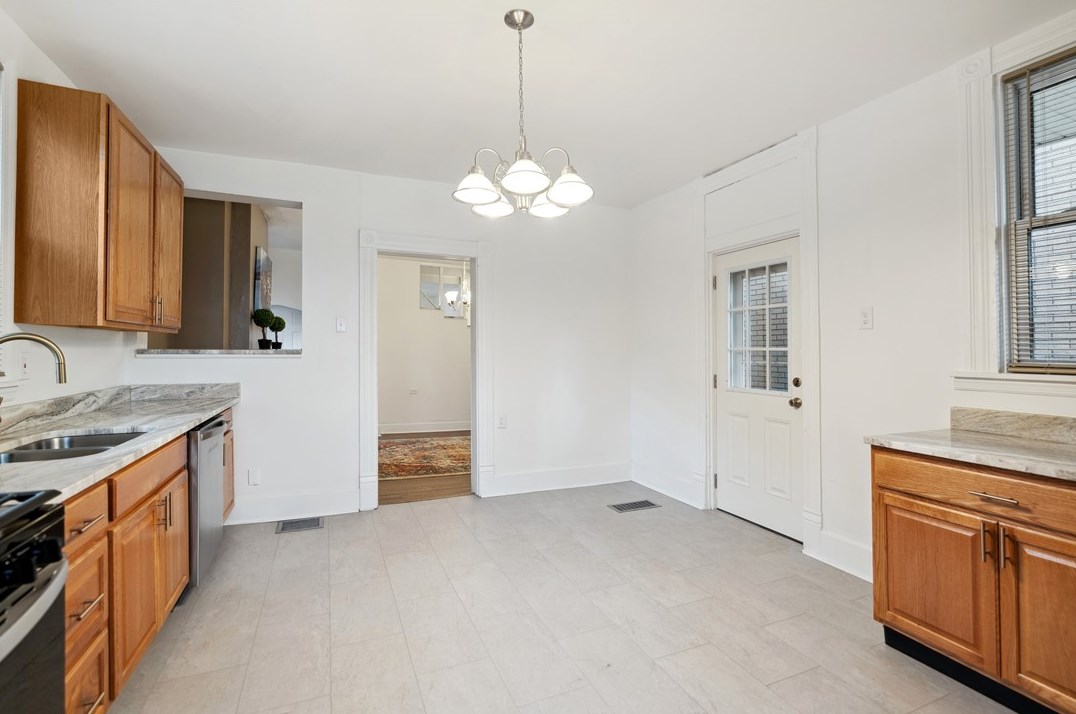 816 Chartiers Ave, Pittsburgh PA  15204-2261 exterior