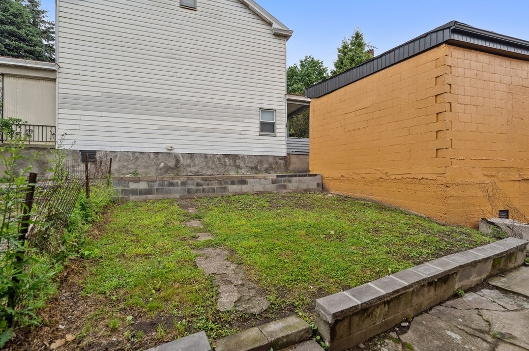 816 Chartiers Ave, Pittsburgh PA  15204-2261 exterior