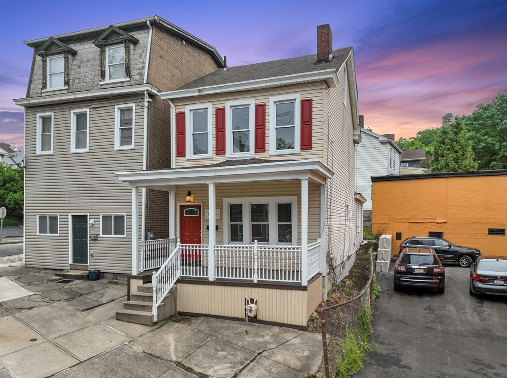 816 Chartiers Ave, Pittsburgh PA  15204-2261 exterior