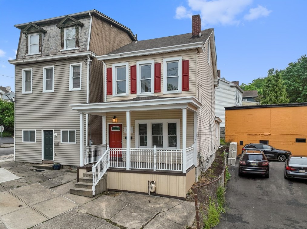 816 Chartiers Ave, Pittsburgh PA  15220-5631 exterior