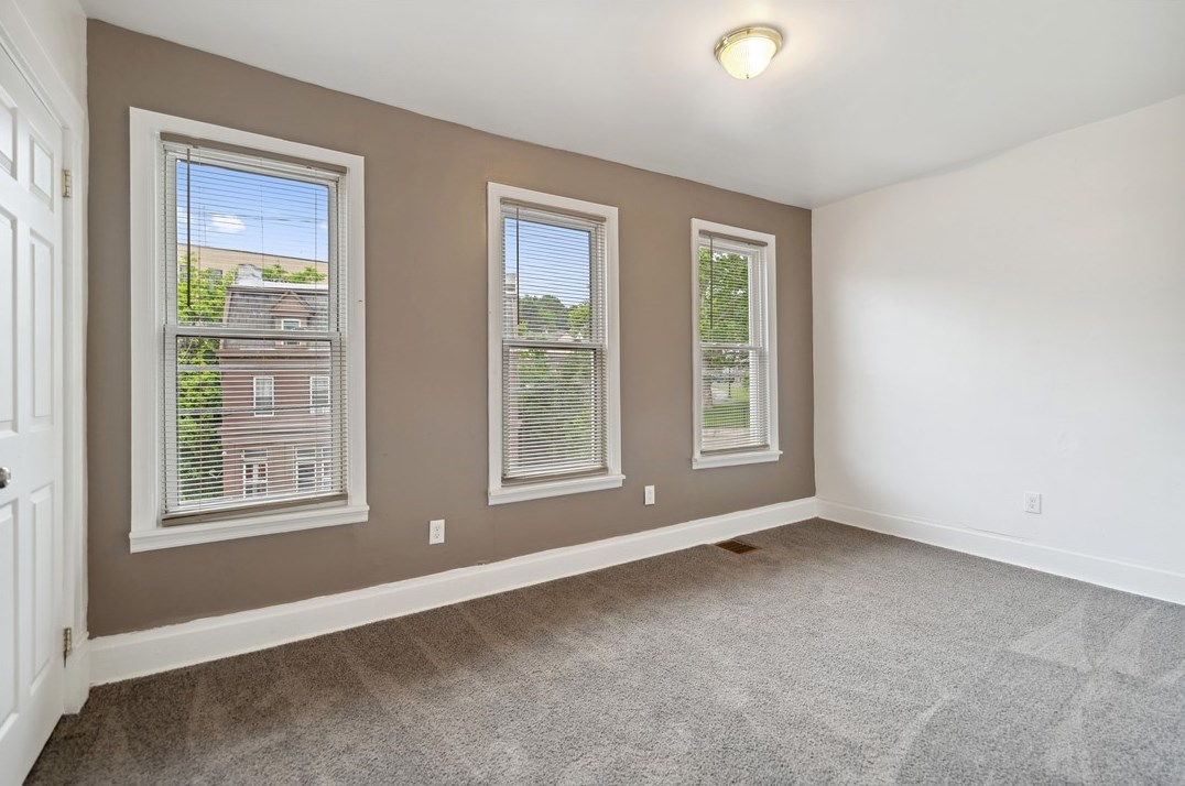 816 Chartiers Ave, Pittsburgh PA  15204-2261 exterior