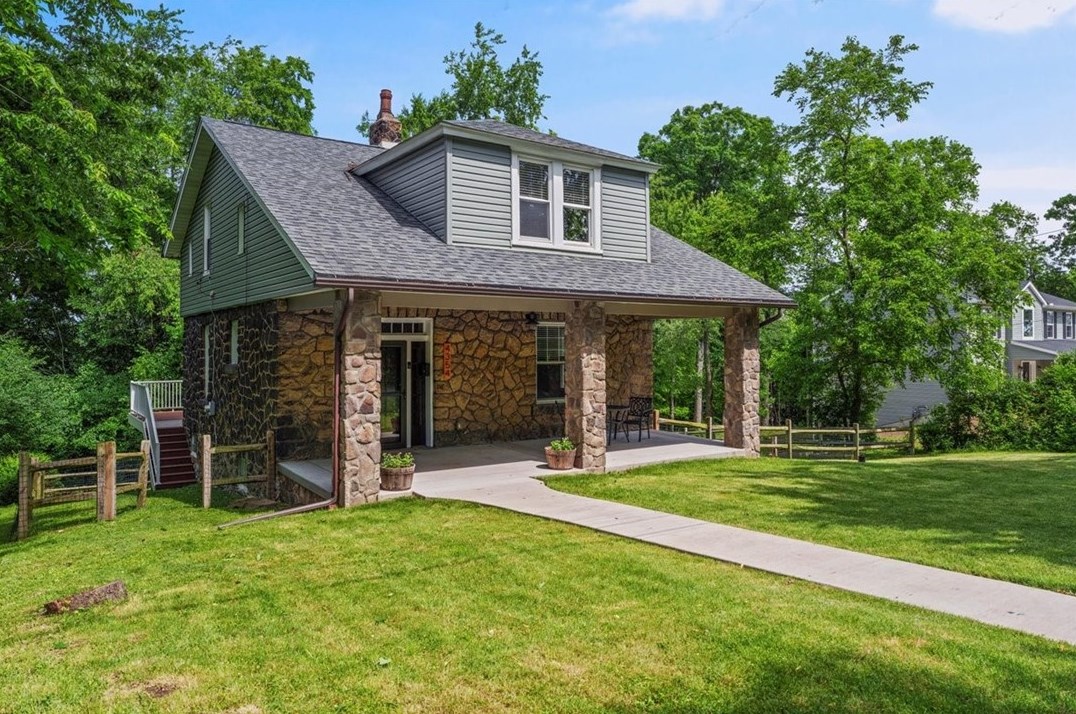 4354 Armorhill Ave, Whitaker PA  15120-1203 exterior