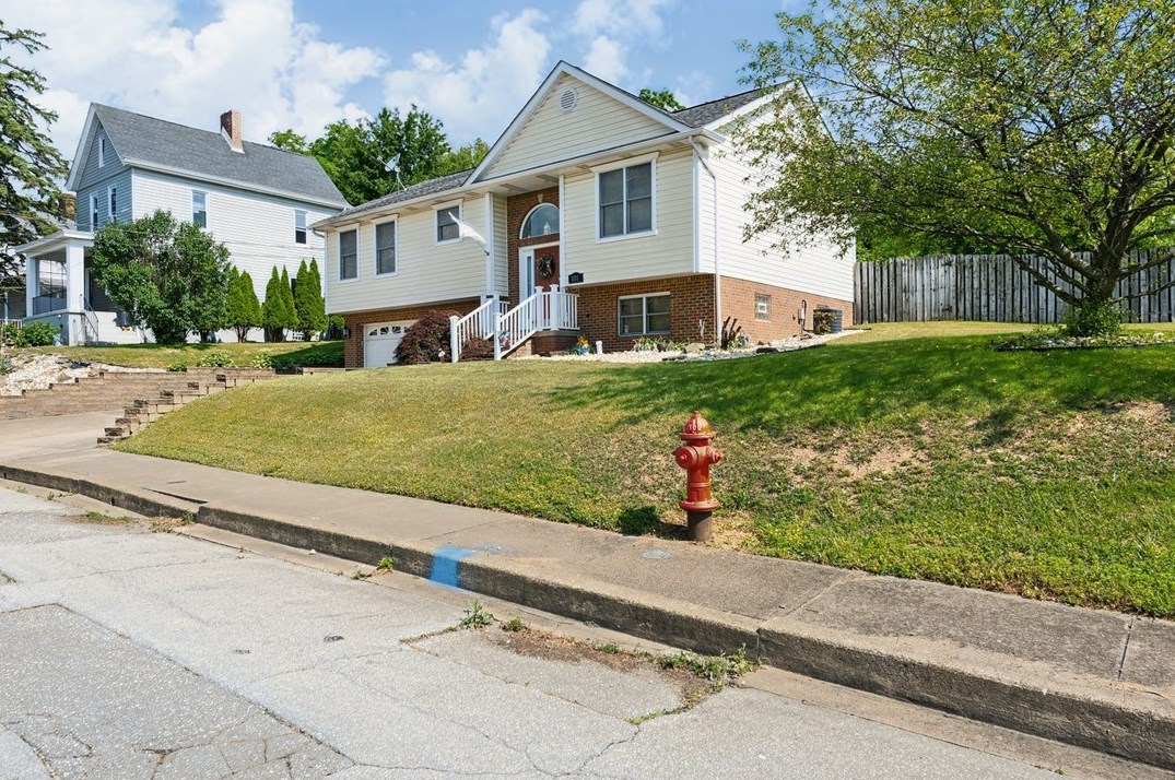 801 Ridge Ave, Jeannette, PA 15644