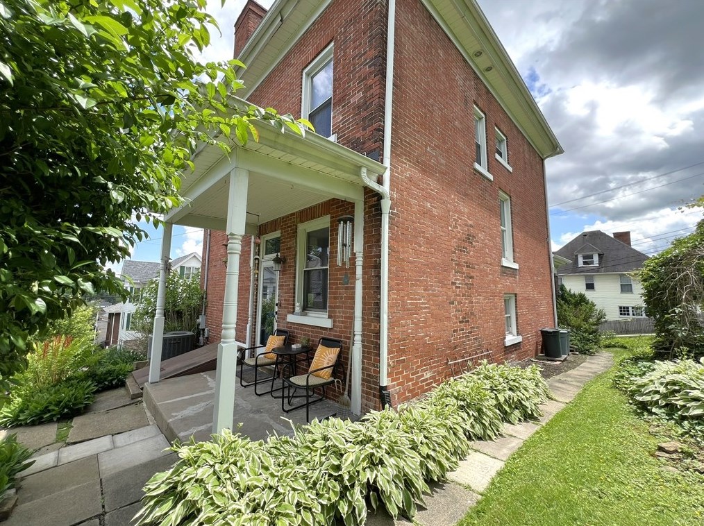 41 Grant St, Greensburg PA  15601-1833 exterior