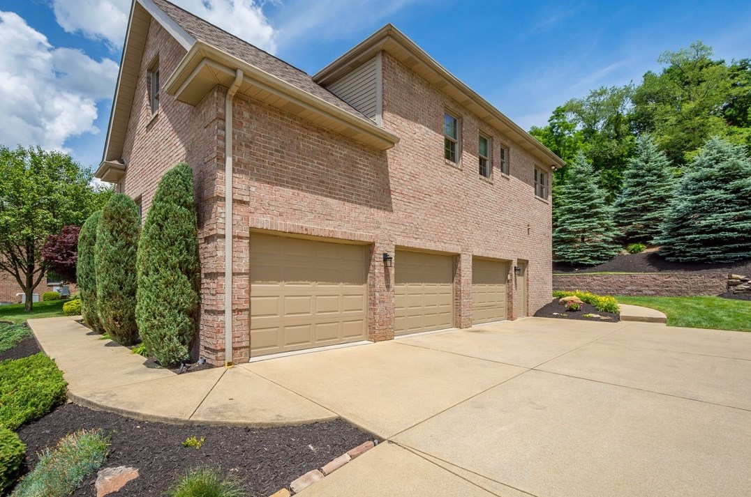 17 Kingswood Ct, Washington PA 15301-9600 exterior