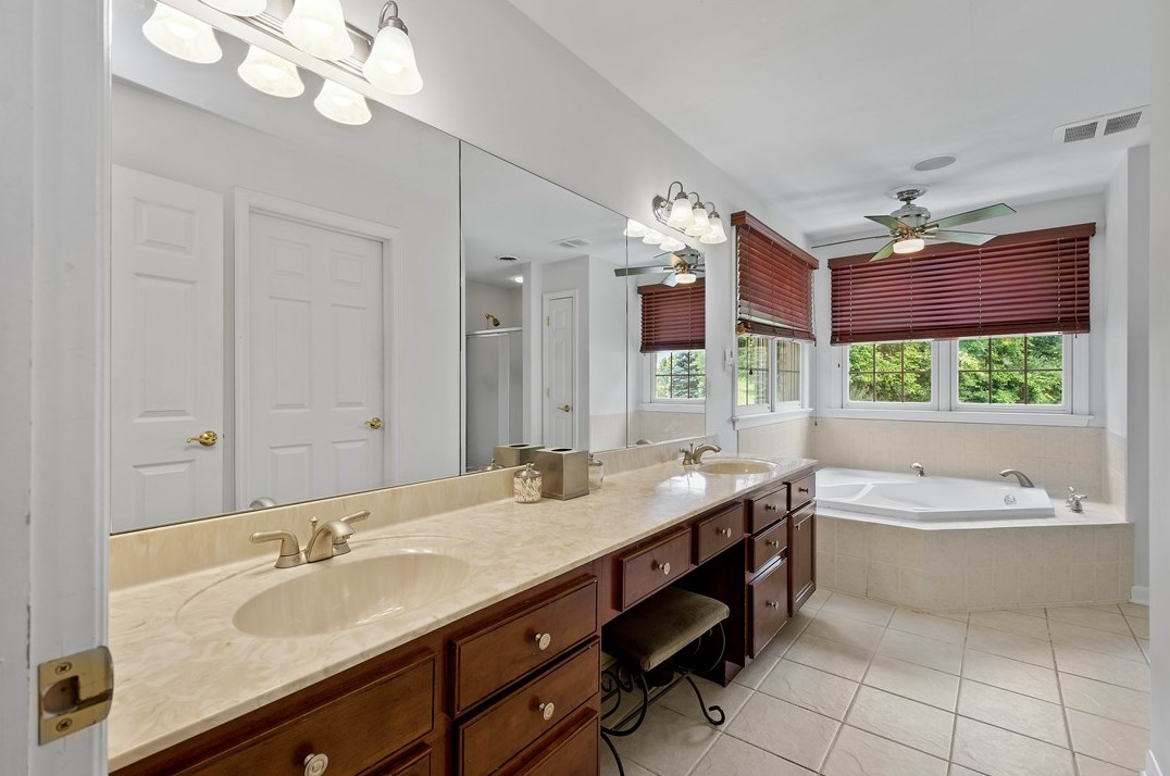 17 Kingswood Ct, Washington PA 15301-9600 exterior