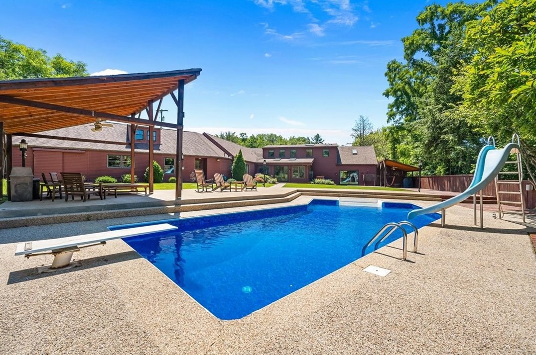 2350 Morrow Rd, Pittsburgh PA 15241-3318 exterior