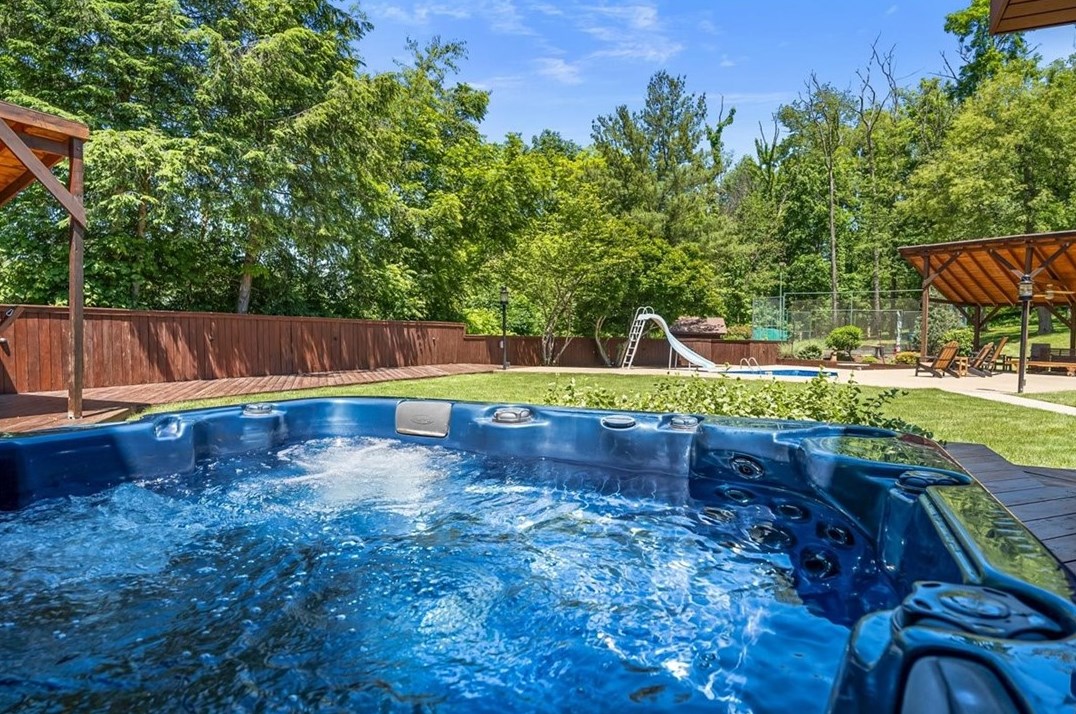 2350 Morrow Rd, Pittsburgh PA 15241-3318 exterior