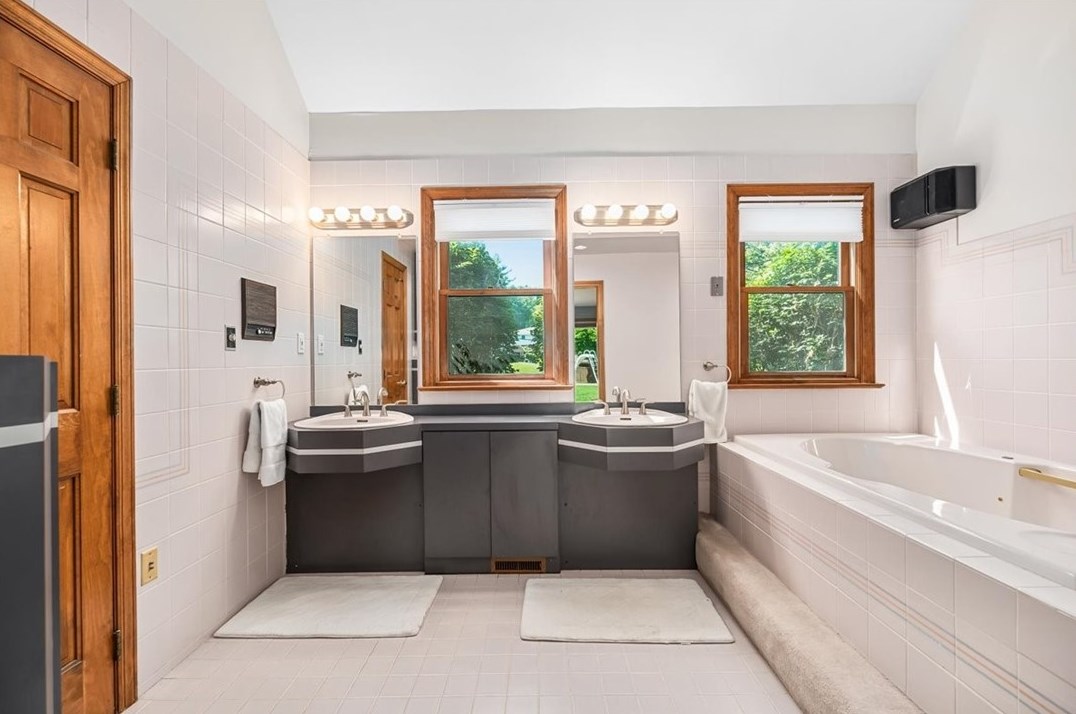 2350 Morrow Rd, Pittsburgh PA 15241-3318 exterior