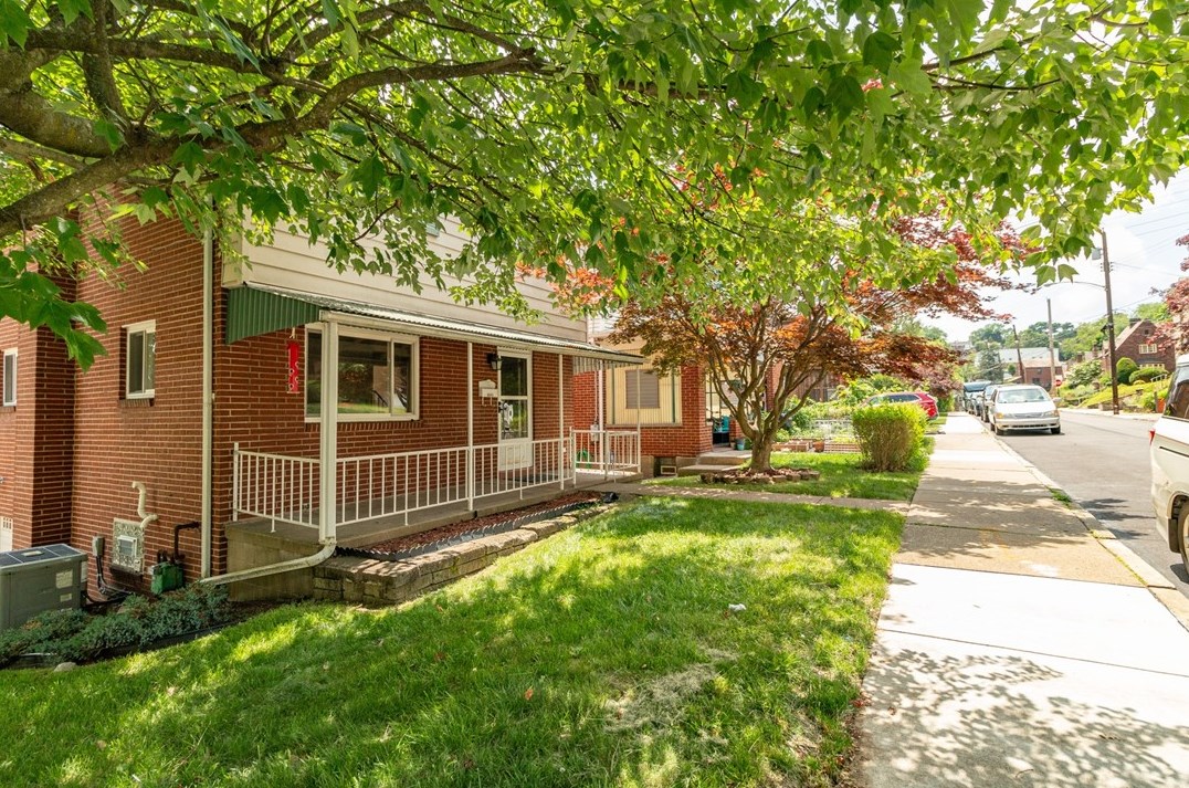 4045 Cloverlea St, Pittsburgh PA 15227-3442 exterior