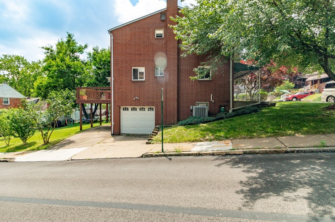 4045 Cloverlea St, Pittsburgh PA 15227-3442 exterior