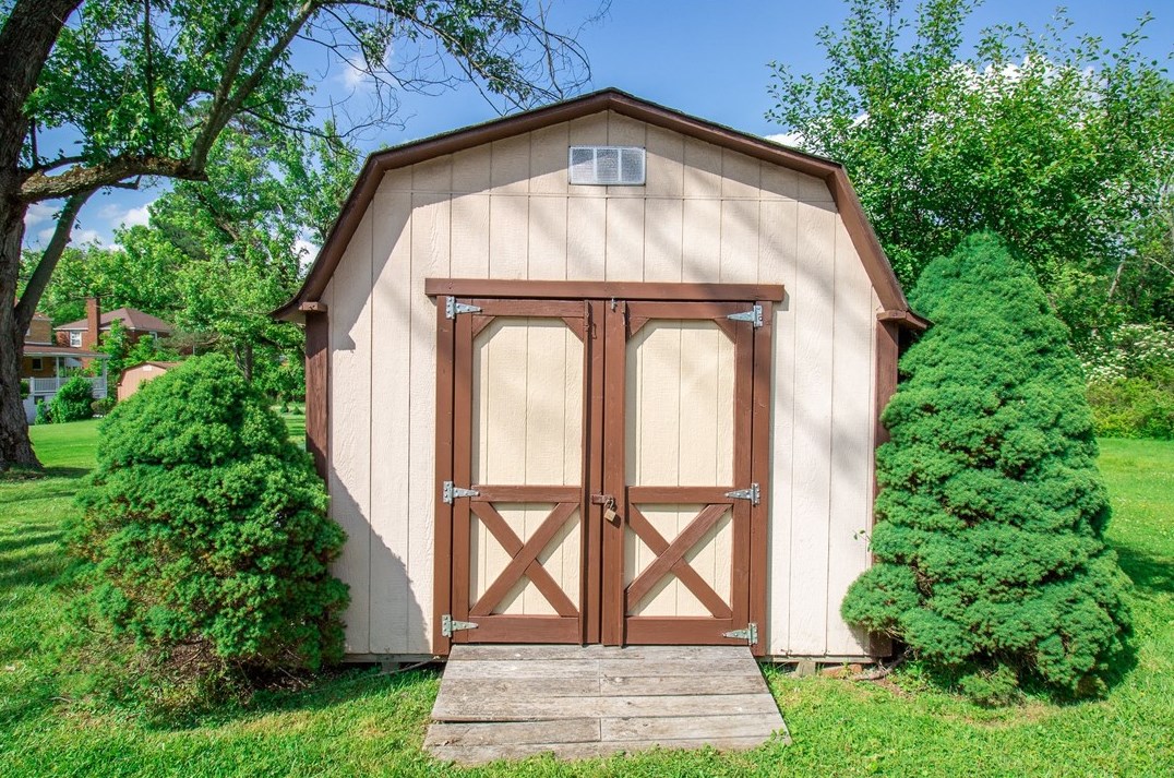 8300 Remington Dr, Pittsburgh PA  15237-5732 exterior