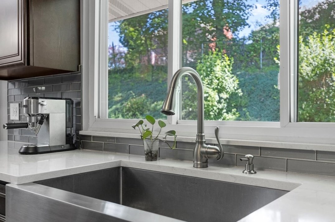 286 Oriole Dr, Pittsburgh PA 15220-3215 exterior