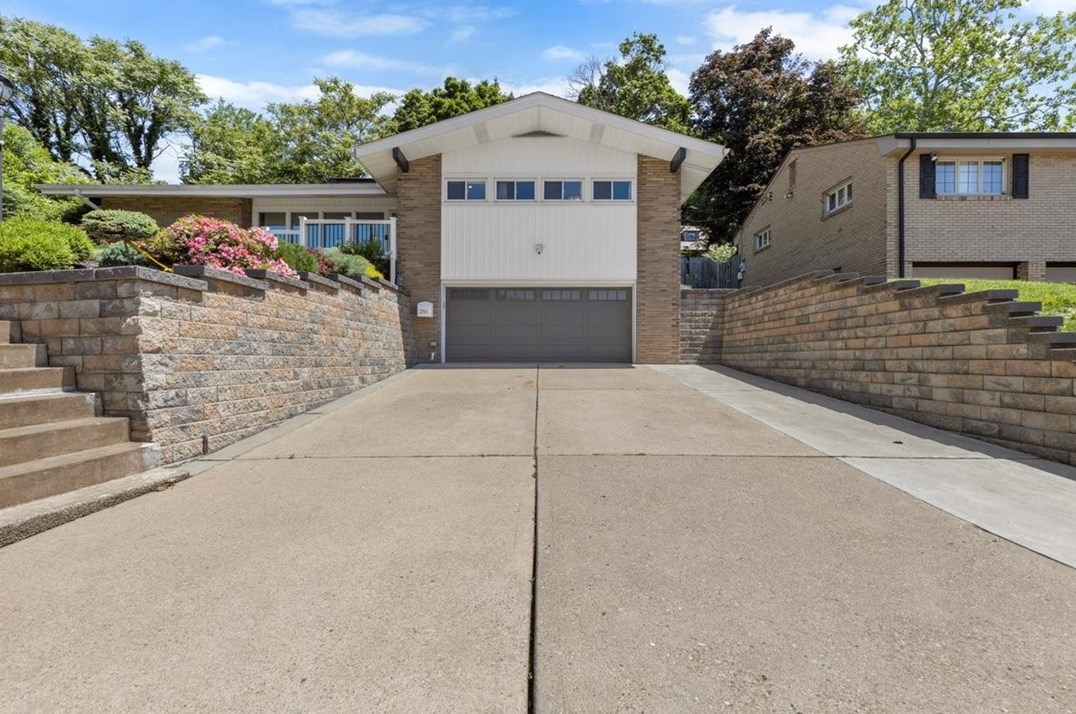 286 Oriole Dr, Pittsburgh PA 15220-3215 exterior