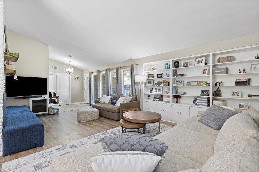 286 Oriole Dr, Pittsburgh PA 15220-3215 exterior