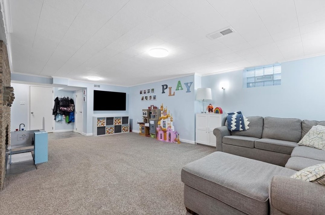 286 Oriole Dr, Pittsburgh PA 15220-3215 exterior