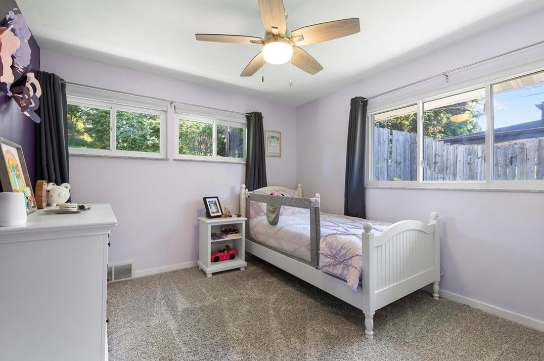 286 Oriole Dr, Pittsburgh PA 15220-3215 exterior