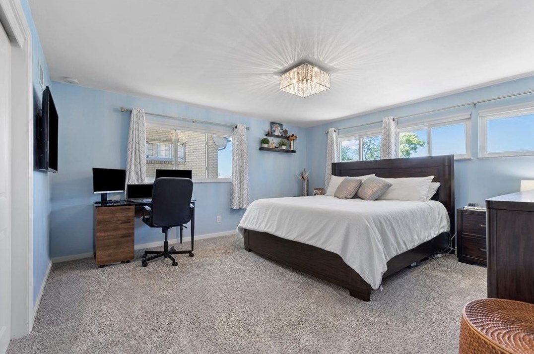 286 Oriole Dr, Pittsburgh PA 15220-3215 exterior