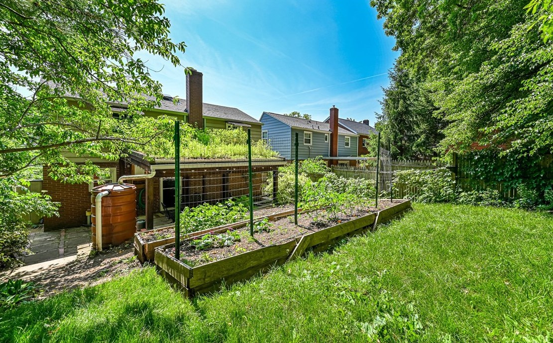 1023 Winterton St, Pittsburgh PA 15206-1730 exterior