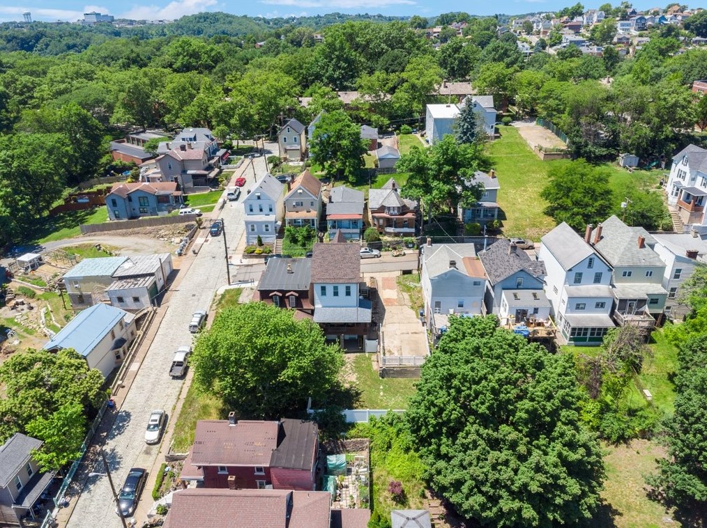 341 Amabell St, Pittsburgh PA 15211-1403 exterior