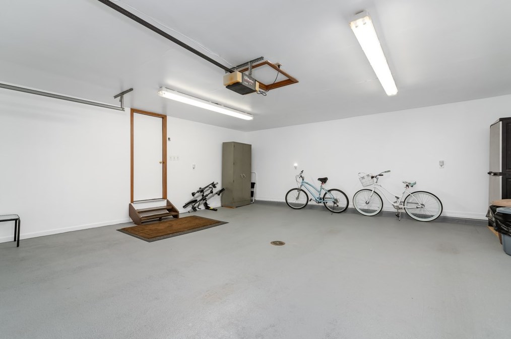 1615 Frst Rdg Dr, Pittsburgh PA 15221-4047 exterior