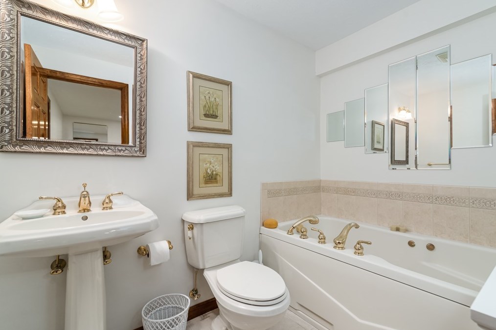 1615 Frst Rdg Dr, Pittsburgh PA 15221-4047 exterior