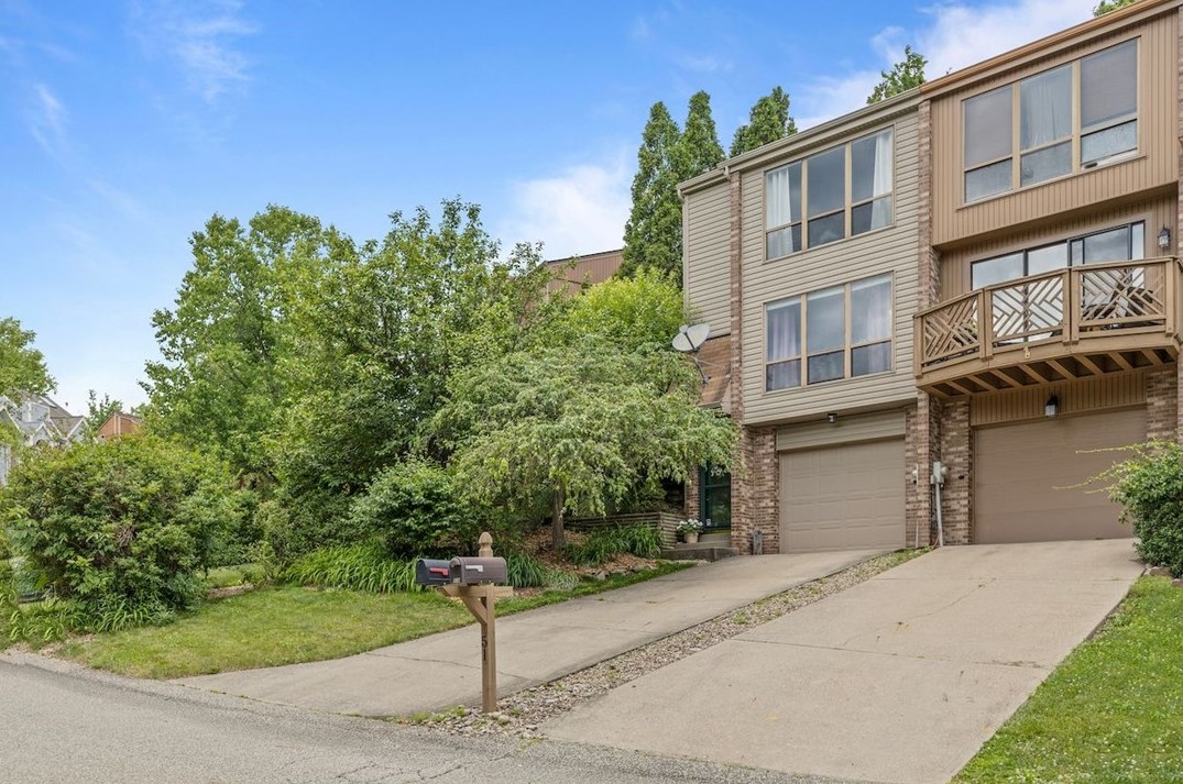 51 Bethany Dr, Pittsburgh PA  15215-1207 exterior