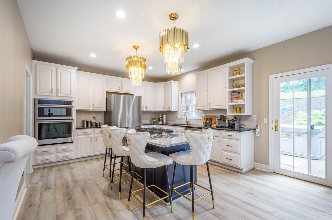 206 Lakeview Dr, Moon Twp PA 15108-9774 exterior