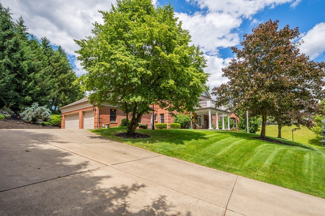 206 Lakeview Dr, Moon Twp PA 15108-9774 exterior