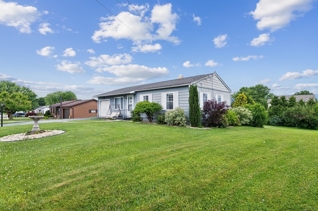 50 Hemlock Dr, Latrobe PA  15650-2748 exterior