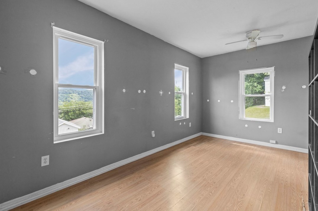 1606 Hiland Ave, Moon Twp PA 15108-2120 exterior