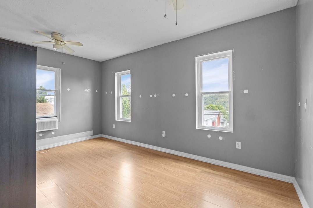 1606 Hiland Ave, Moon Twp PA 15108-2120 exterior