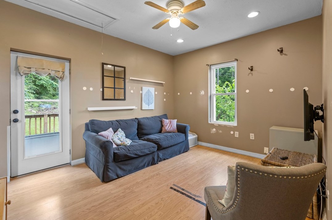 1606 Hiland Ave, Moon Twp PA 15108-2120 exterior