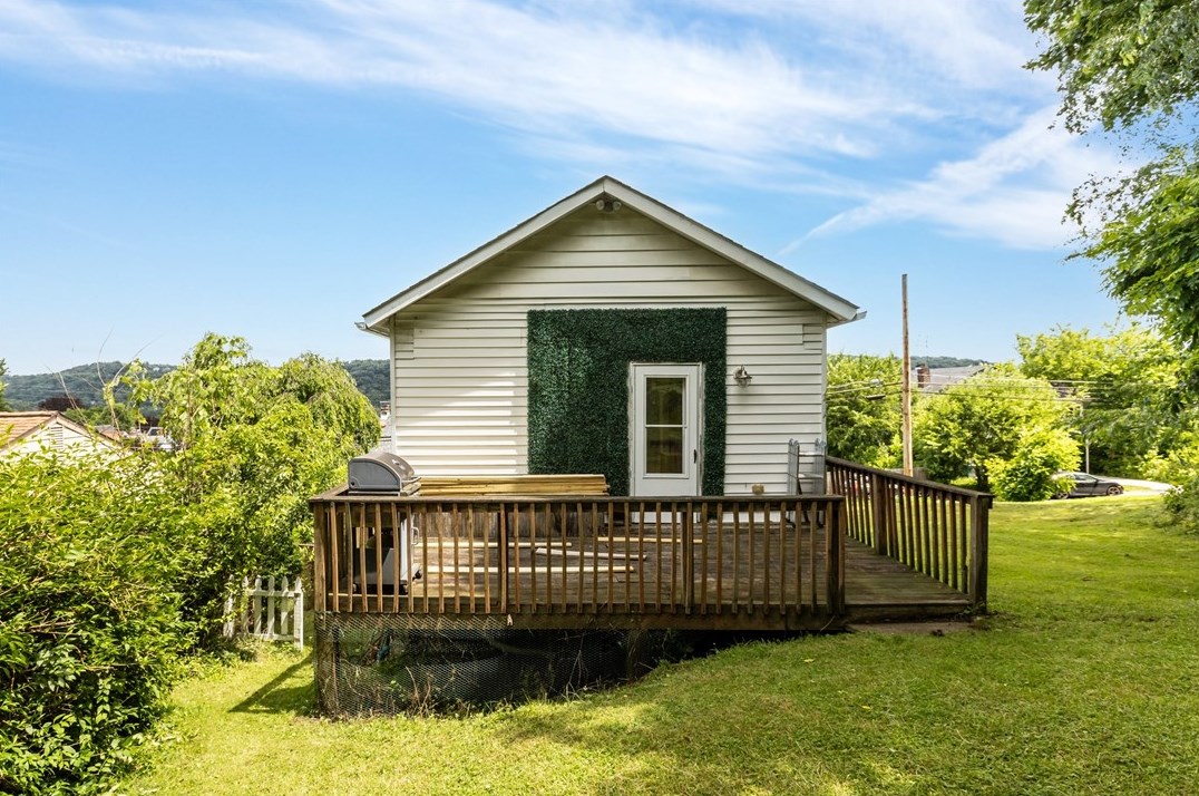 1606 Hiland Ave, Moon Twp PA 15108-2120 exterior