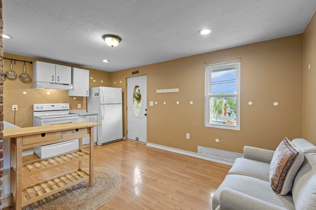 1606 Hiland Ave, Moon Twp PA 15108-2120 exterior