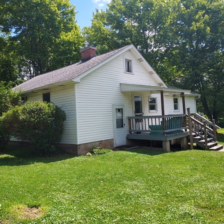 421 Division St, Hunker, PA 15639